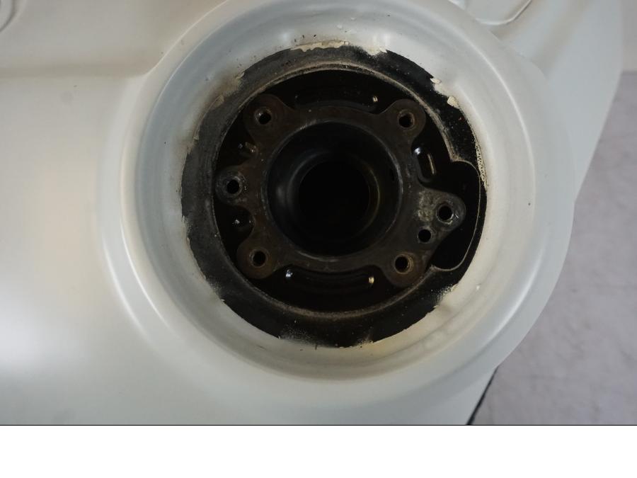 Extrabild1 på Bensintank från en Ducati Desert X -2023 motorcykel.