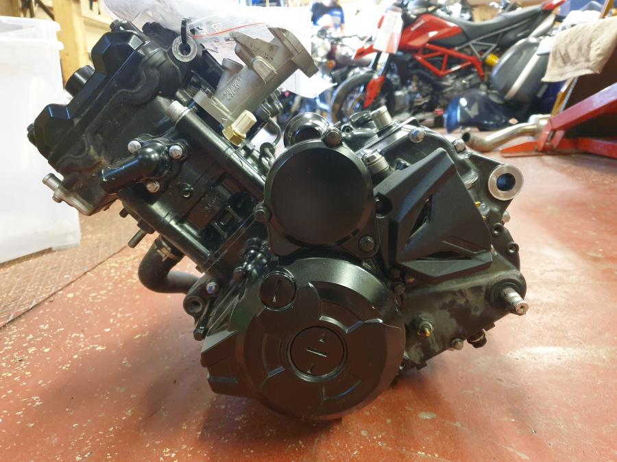 Baksidan på Motor från en Kawasaki Z 125 -2019 motorcykel.