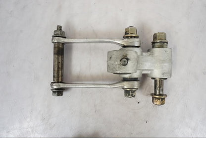 Snett nerifrån på Stötdämparlänkage från en KTM 640 SM -2005 motorcykel.