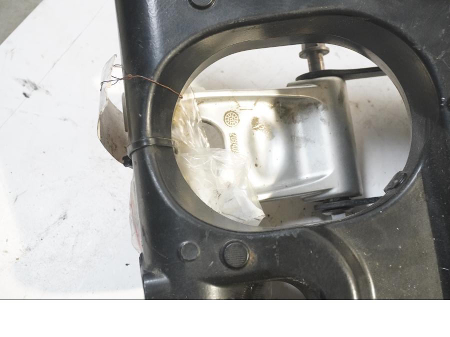 Höger sida på Sving från en Triumph Tiger -2012 motorcykel.