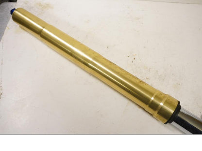 Höger sida på Gaffelben från en Suzuki GSX-R 600 -2004 motorcykel.