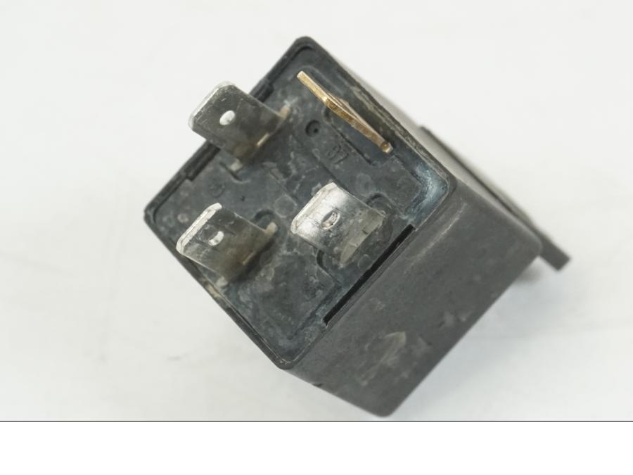 Snett nerifrån på Relä från en AJP PR7 -2021 motorcykel.