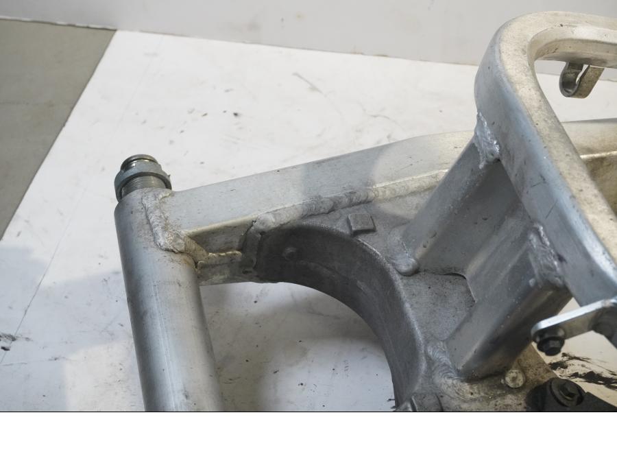 Höger sida på Sving från en Honda CBR 900 RR -1999 motorcykel.