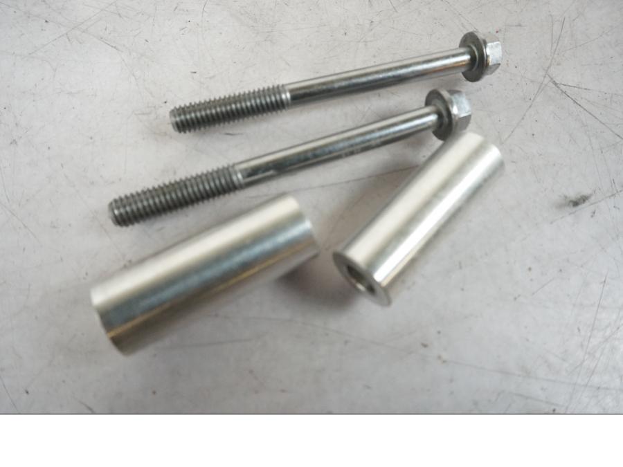 Baksidan på Fuel Rail från en Triumph Bonneville T120 -2021 motorcykel.