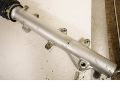 Baksidan på Gaffelben från en Suzuki DR 650 -1995 motorcykel.