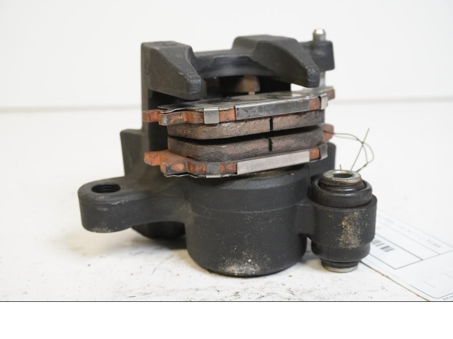 Höger sida på Bromsok från en Yamaha MT-07 Tracer -2016 motorcykel.