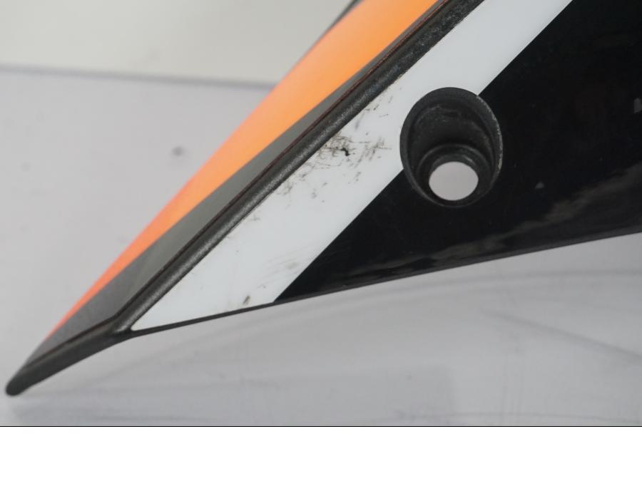 Baksidan på Bakvinge från en KTM 1290 Super Duke R -2015 motorcykel.