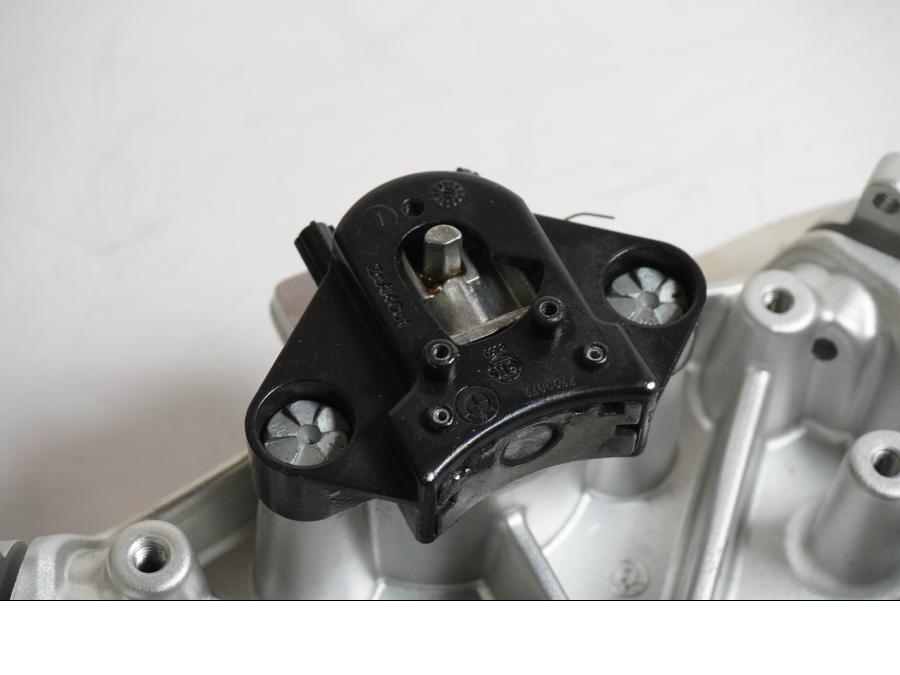 Snett uppifrån på Gaffelkrona från en BMW F 800 R -2011 motorcykel.