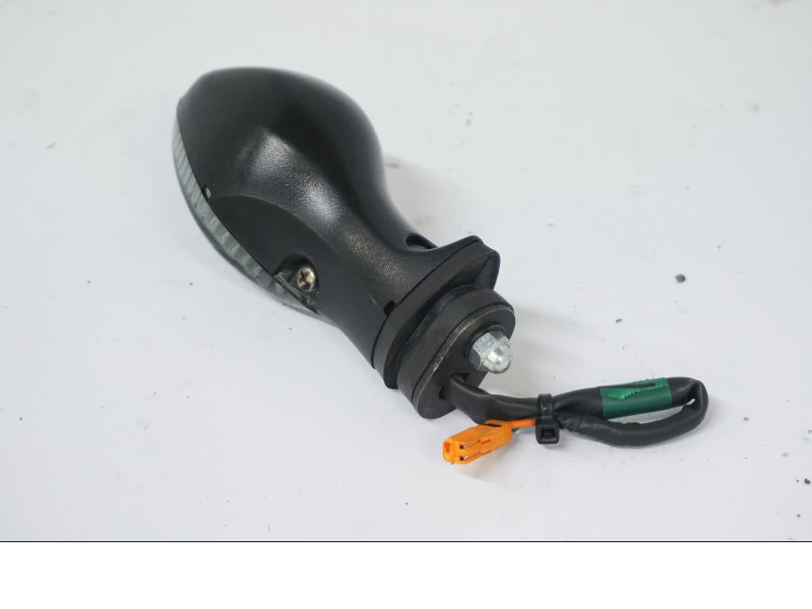 Snett uppifrån på Blinkers från en Honda CB 500 X -2015 motorcykel.