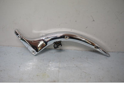 Framsidan på Bakskärmstag från en Suzuki VL 800 -2001 motorcykel.