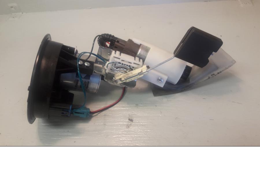 Baksidan på Bensinpump insprut från en BMW F 800 GS -2009 motorcykel.