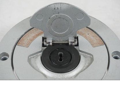 Snett nerifrån på <p>Låssats från BMW R 1200 GS 2006.</p>

<p>1st nyckel, plastnyckel, tändningslås, sadellås och tanklock.</p>

<p>Repor finns på tanklocket se bild.</p> motorcykel.