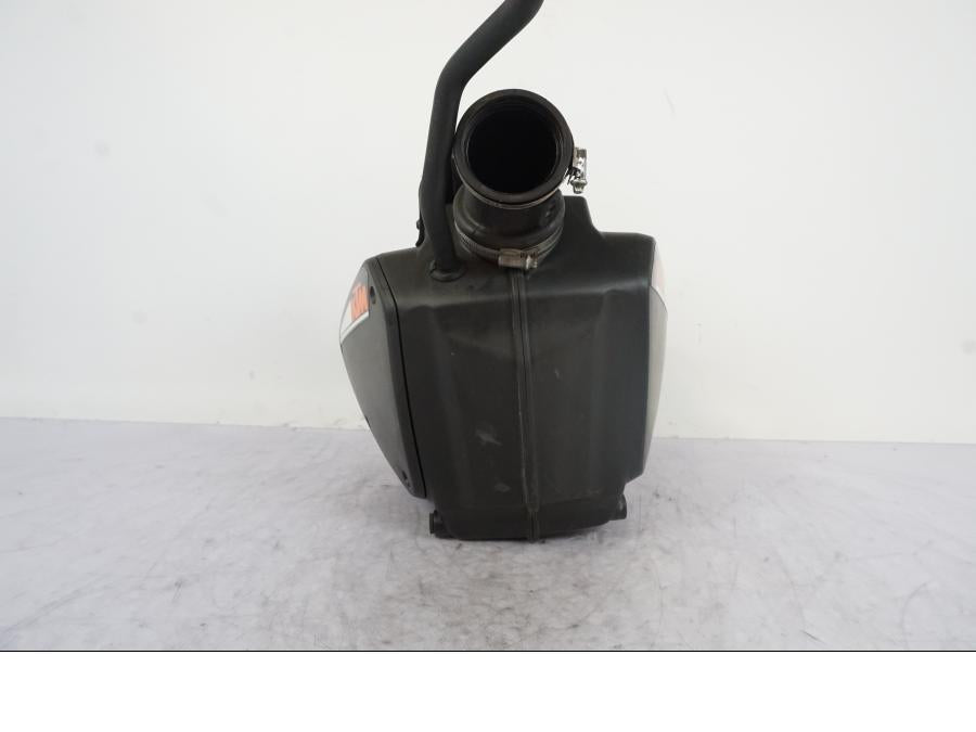 Snett uppifrån på Luftburk från en KTM 690 Duke -2014 motorcykel.