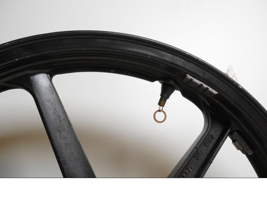 Snett uppifrån på Fälg från en Honda CBR 125 R -2008 motorcykel.