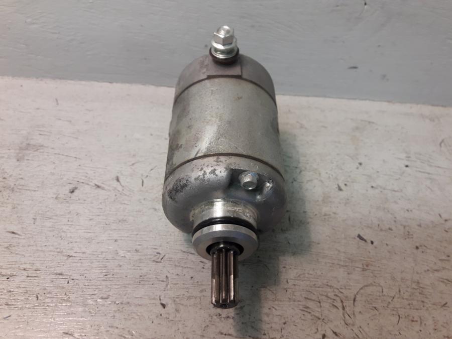 Baksidan på Startmotor från en Kawasaki GTR 1400 -2012 motorcykel.