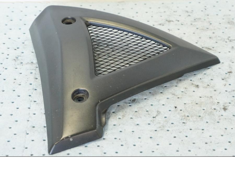 Snett nerifrån på Vattenkylkåpa från en Suzuki GSX 1300 BK -2008 motorcykel.