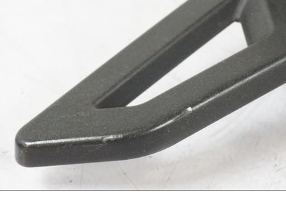 Snett nerifrån på Fotpinnefäste från en Kawasaki ER-6N -2016 motorcykel.