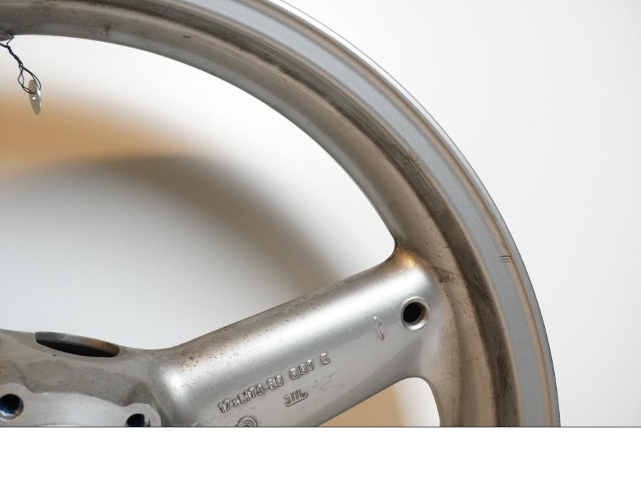 Extrabild2 på Fälg från en Triumph Sprint RS -2004 motorcykel.