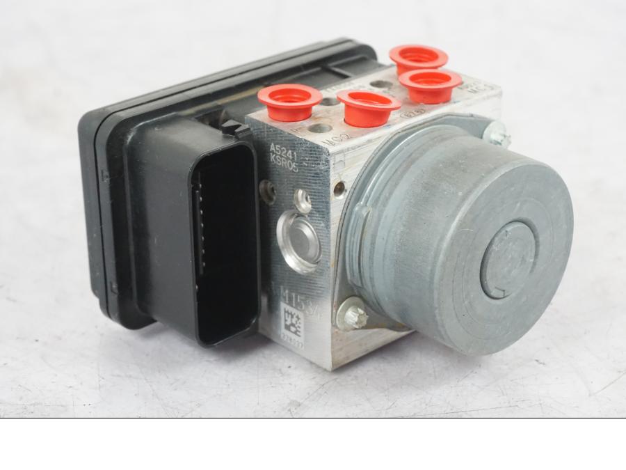 Framsidan på ABS Modulator från en Kawasaki ER-6N -2016 motorcykel.