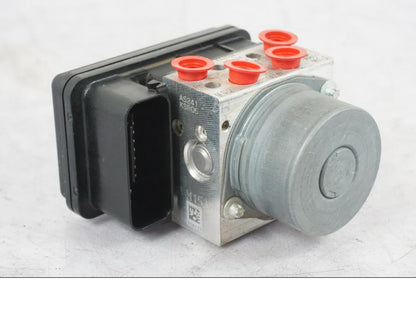 Framsidan på ABS Modulator från en Kawasaki ER-6N -2016 motorcykel.