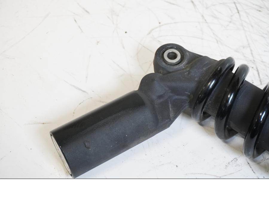 Baksidan på Stötdämpare från en Honda CBR 1000 RR -2009 motorcykel.