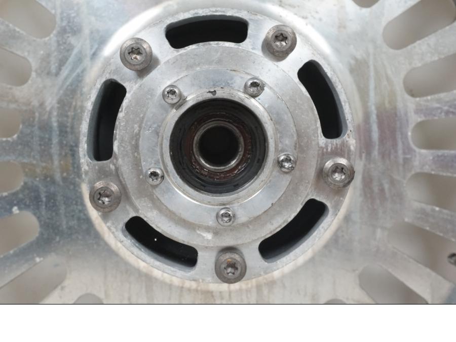 Extrabild2 på Fälg från en Triumph Rocket III -2011 motorcykel.