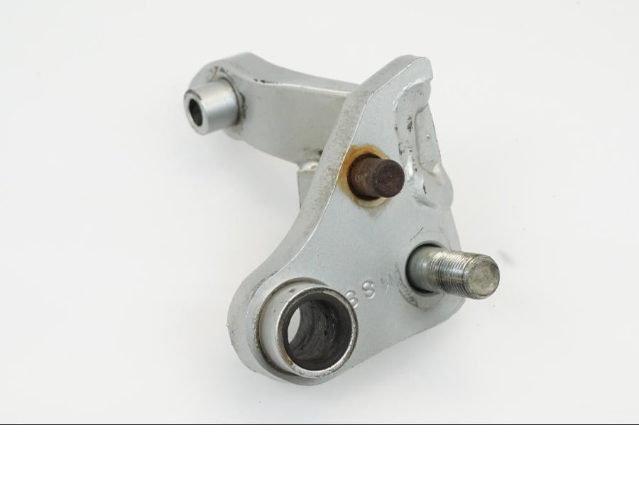 Vänster sida på Fotpinnefäste från en Honda XRV 750 -2003 motorcykel.