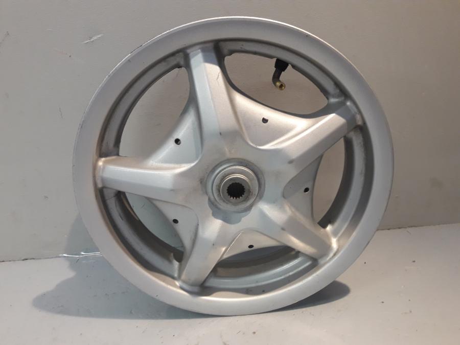 Framsidan på Fälg från en Yamaha Cygnus -2007 motorcykel.