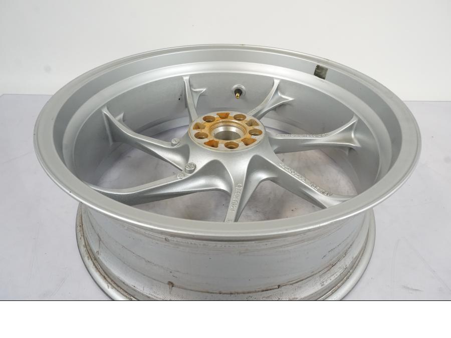 Snett nerifrån på Hjulpaket från en Honda VFR 1200 -2010 motorcykel.