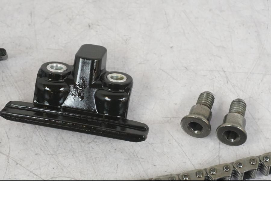 Baksidan på Kamkedja från en KTM 1190 Adventure -2015 motorcykel.