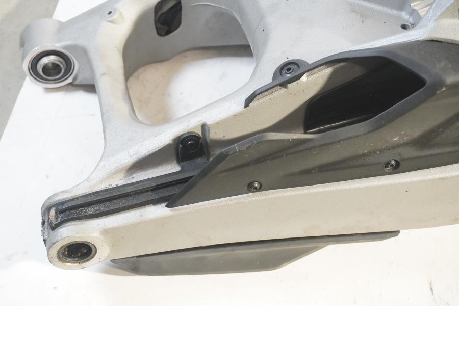 Baksidan på Sving från en Ducati Multistrada 1158 V4 -2021 motorcykel.