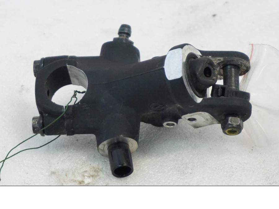 Framsidan på Bromshuvudcylinder från en Aprilia RSV 1000 -2010 motorcykel.