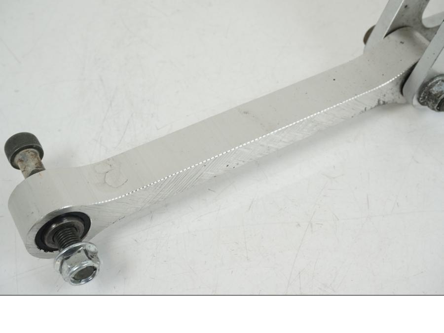 Baksidan på Stötdämparlänkage från en Yamaha YZF 1000 R1 -2007 motorcykel.