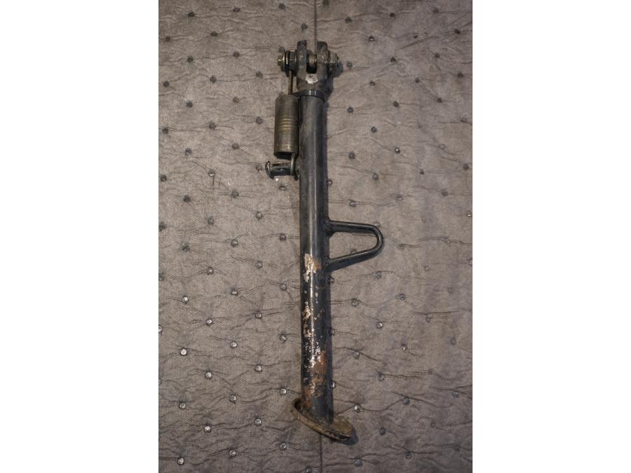 Framsidan på Sidostöd från en Honda NSR 125 -1998 motorcykel.