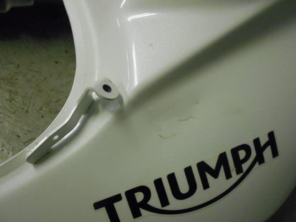 Snett uppifrån på Bensintank från en Triumph Tiger 800 -2016 motorcykel.