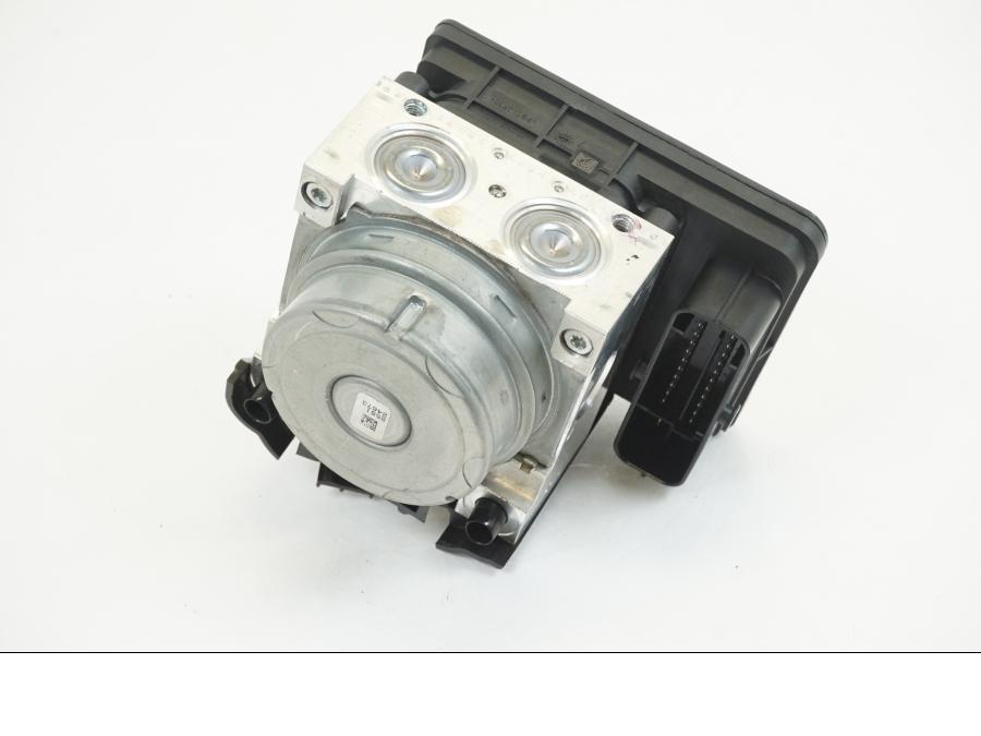 Baksidan på ABS Modulator från en Triumph Tiger 1200 -2018 motorcykel.