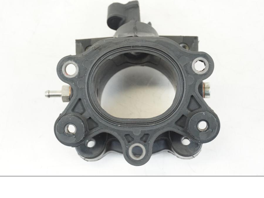 Snett uppifrån på Insug från en Ducati Hyperstrada -2013 motorcykel.