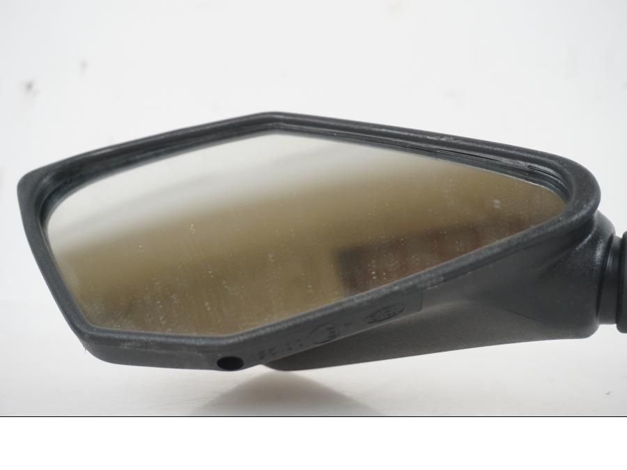 Snett uppifrån på Backspegel från en Kawasaki Z 1000 -2014 motorcykel.