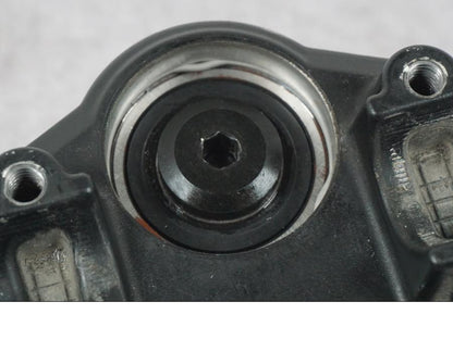 Snett uppifrån på Gaffelkrona från en BMW R 1200 GS -2005 motorcykel.