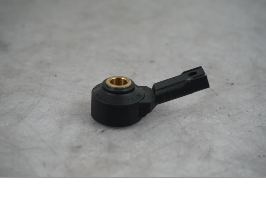 Baksidan på Knacksensor från en BMW S 1000 XR -2019 motorcykel.