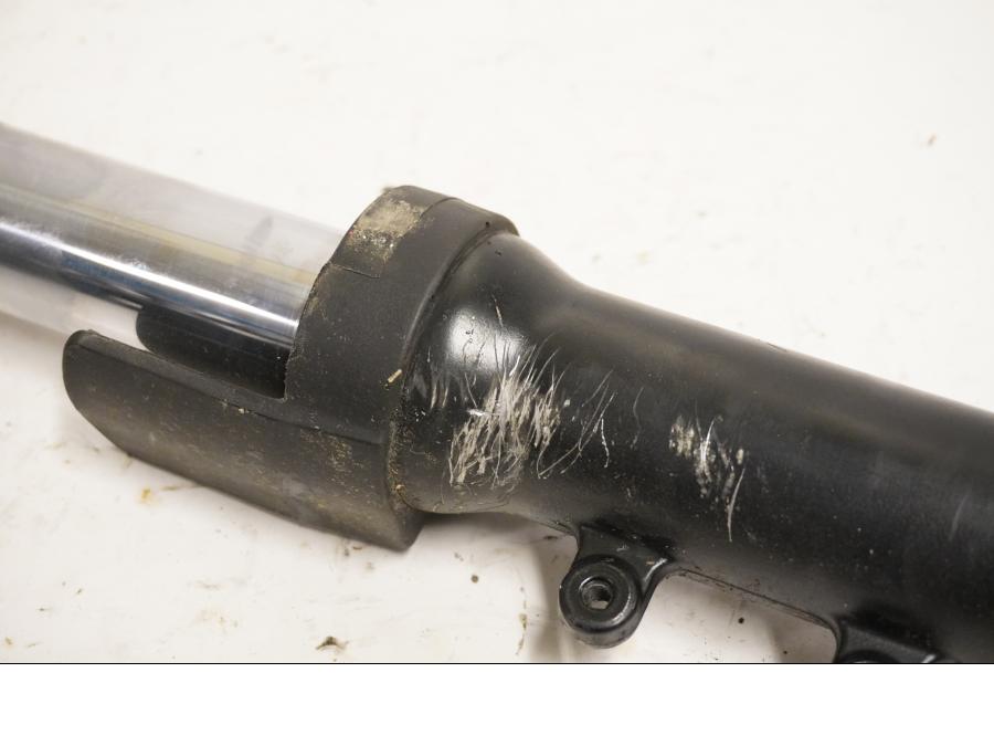 Höger sida på Gaffelben från en Triumph Daytona 600 -2003 motorcykel.