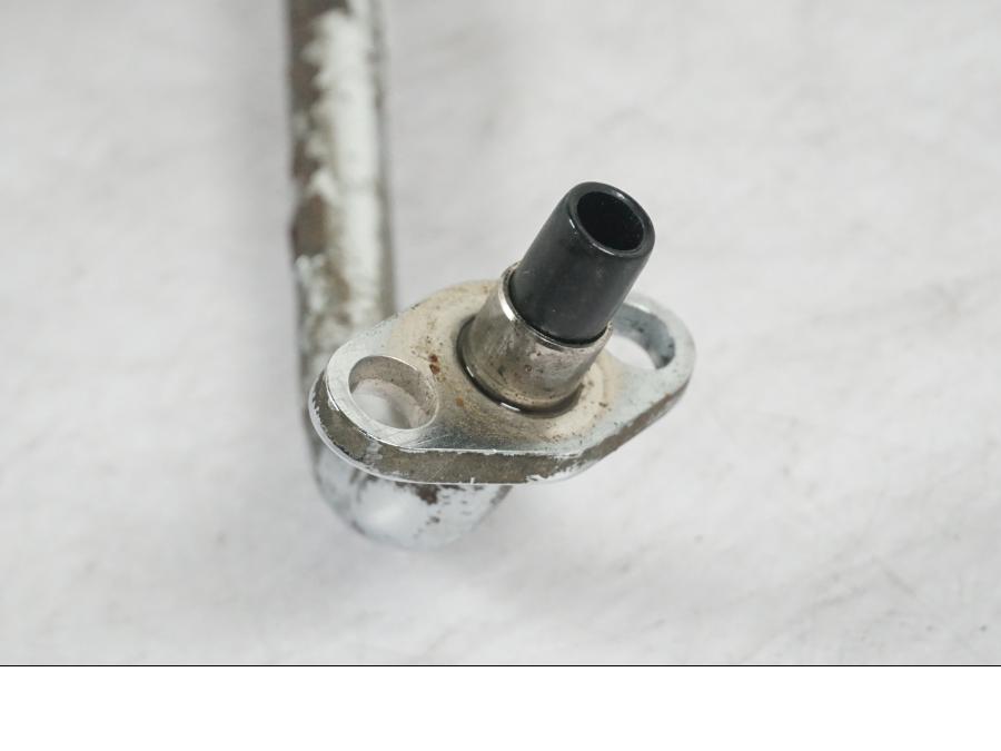 Extrabild3 på Oljekylrör från en Honda CBR 1100 XX -1999 motorcykel.