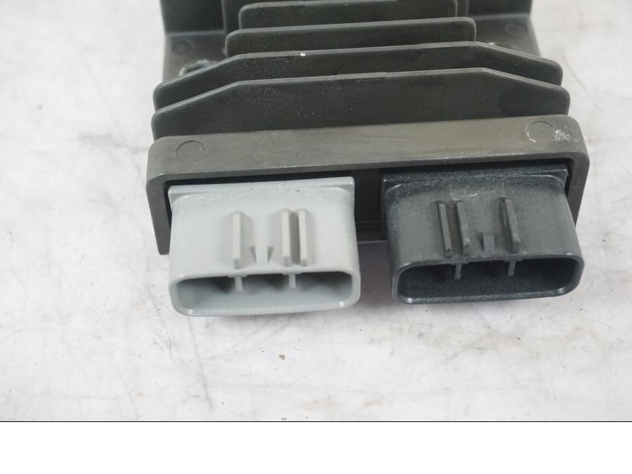 Baksidan på Likriktare från en KTM 1290 Super Adventure S -2022 motorcykel.