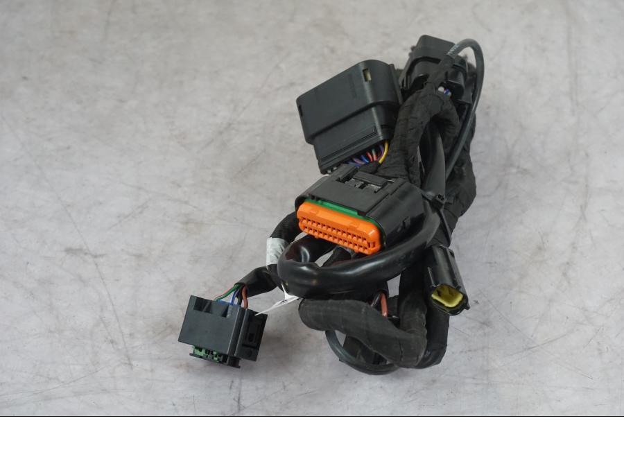 Vänster sida på Kablage från en KTM 1290 Super Adventure S -2022 motorcykel.