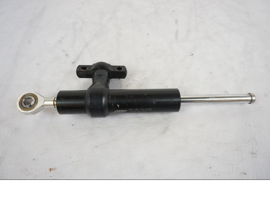 Framsidan på Styrdämpare från en KTM 1290 Super Duke -2019 motorcykel.