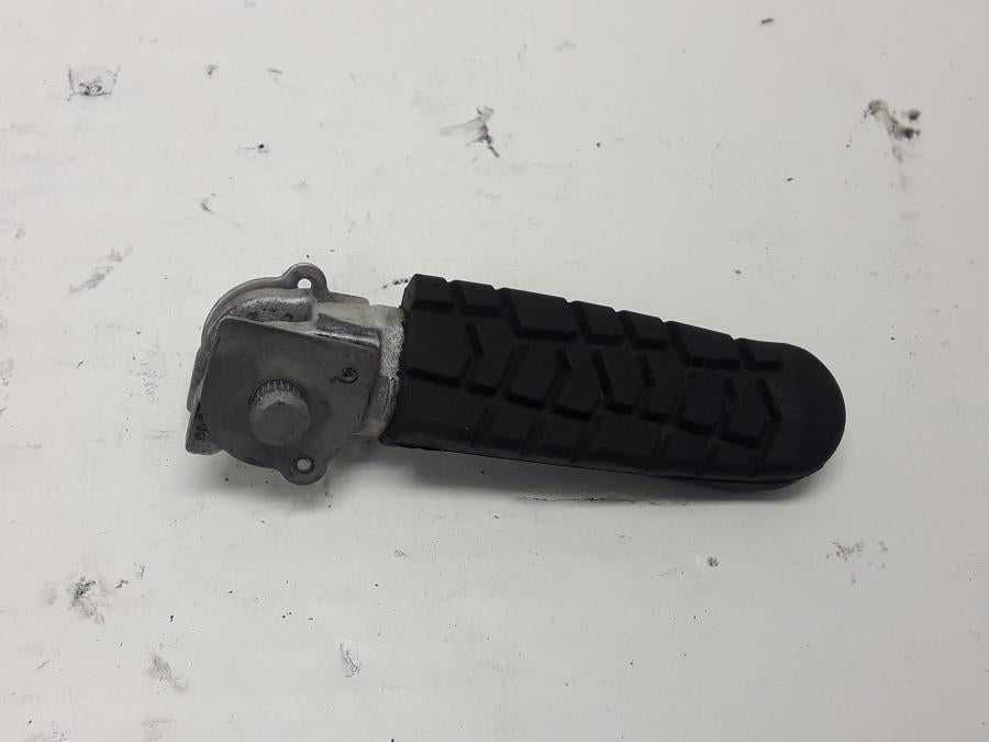 Framsidan på Fotpinne från en KTM 690 Duke -2013 motorcykel.