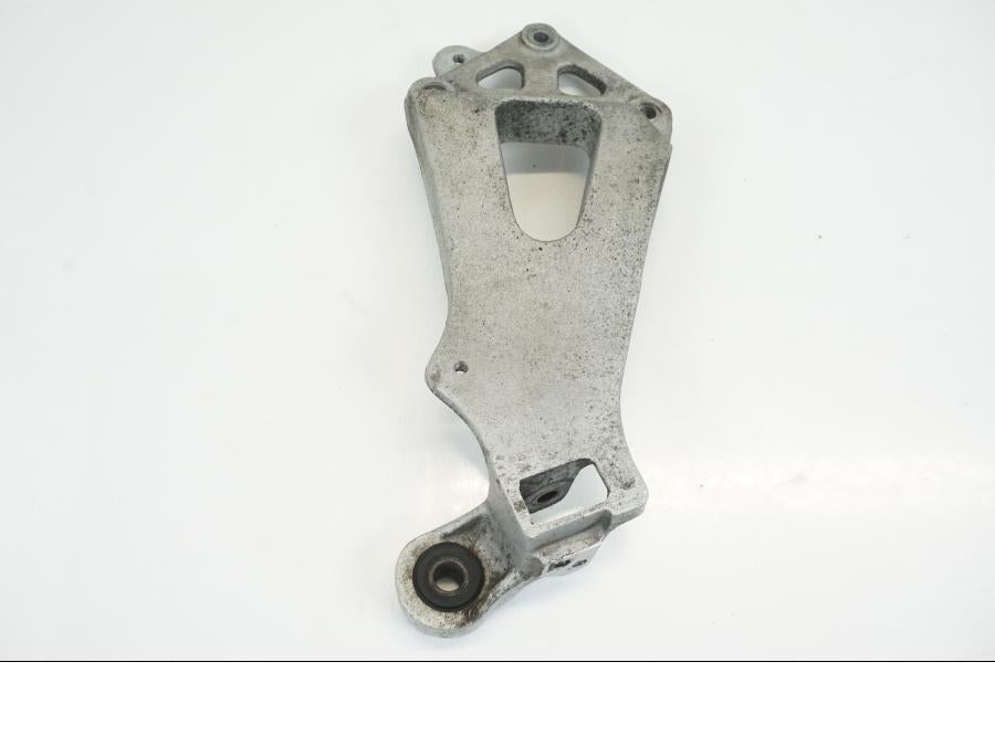 Baksidan på Fotpinnefäste inre från en Suzuki GSX-R 1100 -1986 motorcykel.