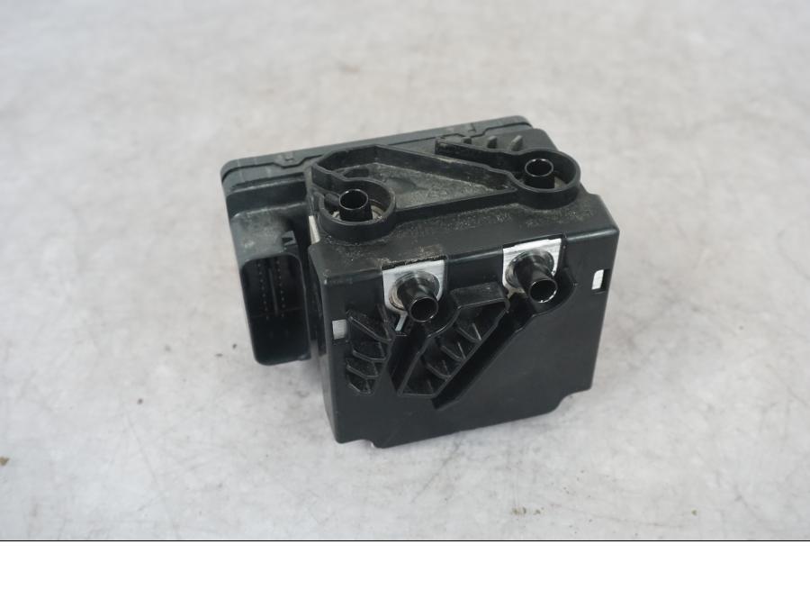 Baksidan på ABS Modulator från en KTM 1290 Super Adventure S -2022 motorcykel.