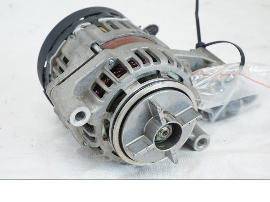 Höger sida på Generator från en BMW K 1600 -2015 motorcykel.