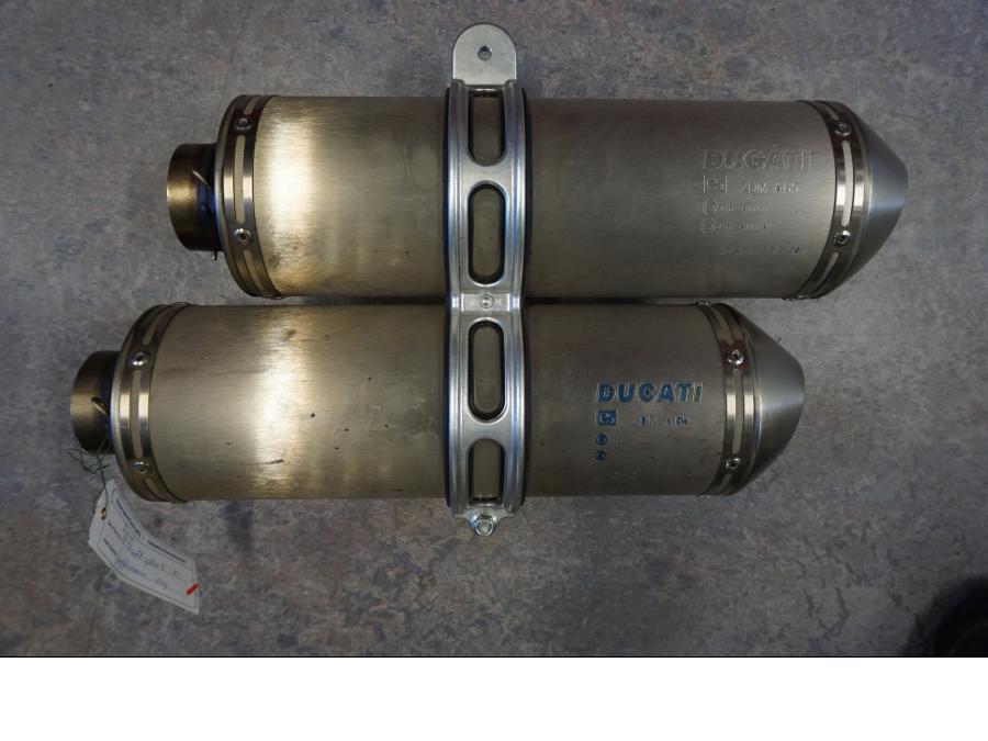 Baksidan på Ljuddämpare från en Ducati Streetfighter 1098 -2010 motorcykel.
